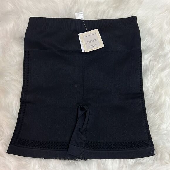 NWT! Fabletics Sync Seamless High-Waisted 6'' Short - Size Small - Black C34 - Picture 6 of 7